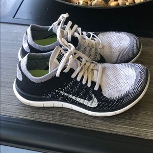 Nike free 4.0 flyknit black and white